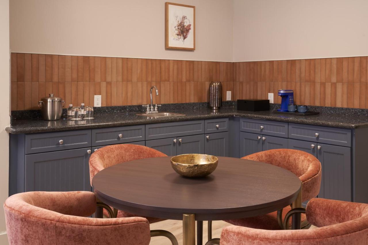 Vesper, Houston, A Tribute Portfolio 3*